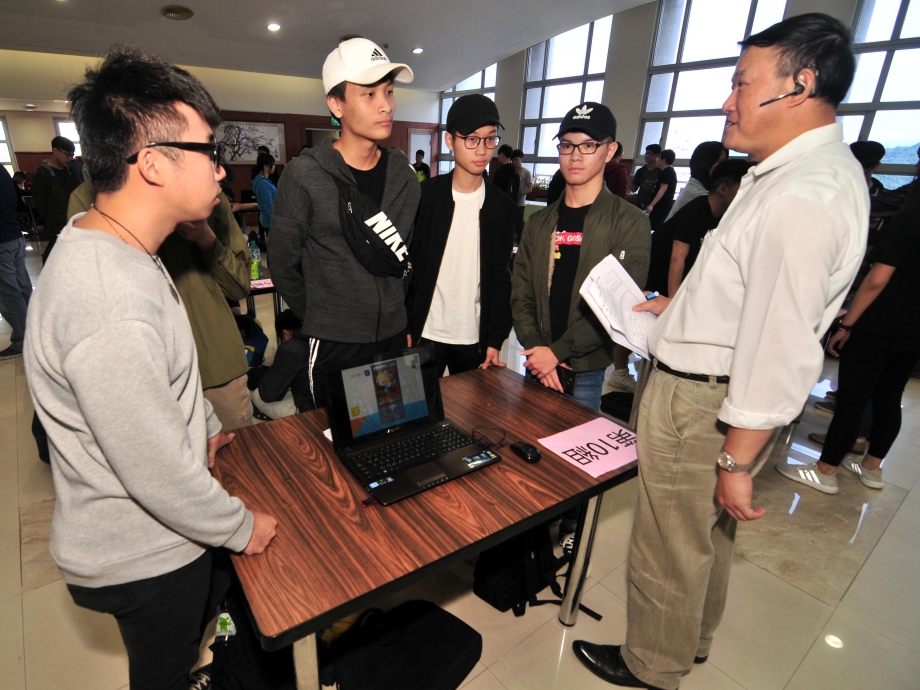 龍華科大五專生參加2019泰國國際發明展，展現扎實技術與創新研發實力。