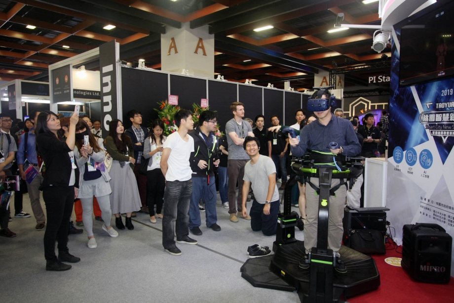 InnoVEX桃園智慧新創館，龍華科大「四合院VR」體感遊戲匯聚人氣。