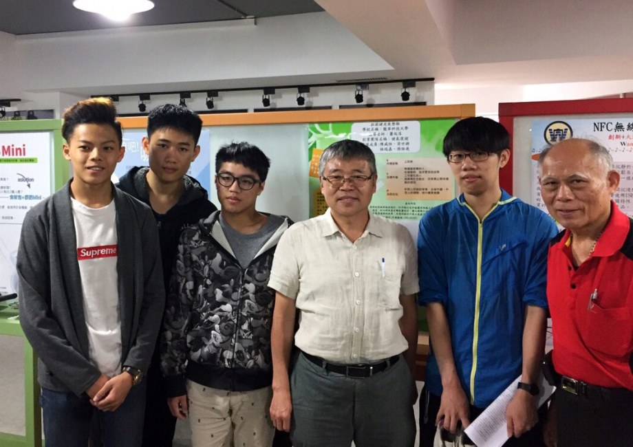 龍華科大五專生林瑞嘉、陳威恒及張詠堯(左1至3)，獲新創團隊選秀競賽12萬創業基金。