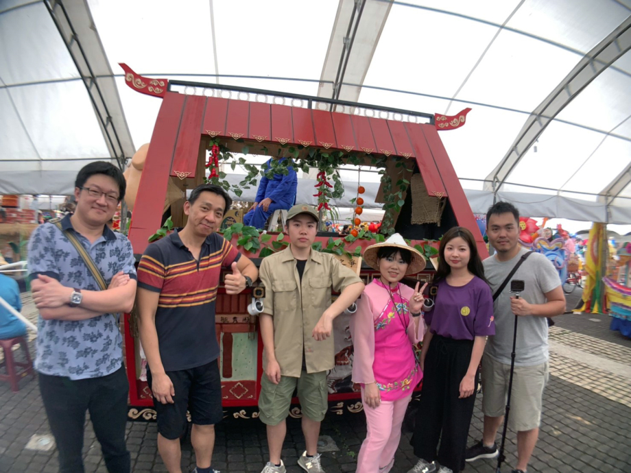 2019桃園閩南文化節首場《藝閣VS踩街》熱鬧登場，龍華師生參與藝閣車創作及編舞演出。