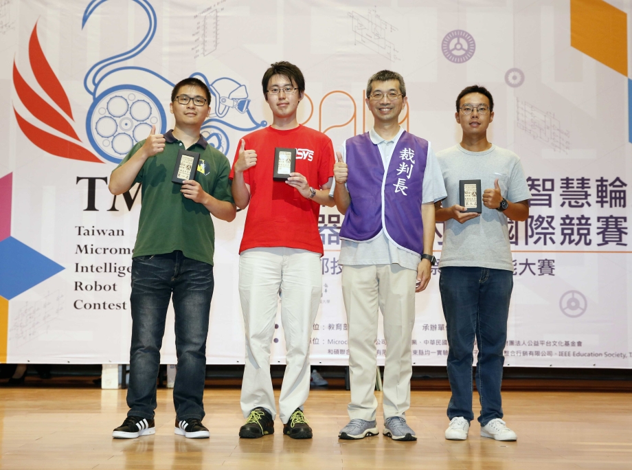 龍華校友蔡欣翰(左)獲「古典電腦鼠走迷宮」國際組第一名、電子系陳冠維獲第三名。