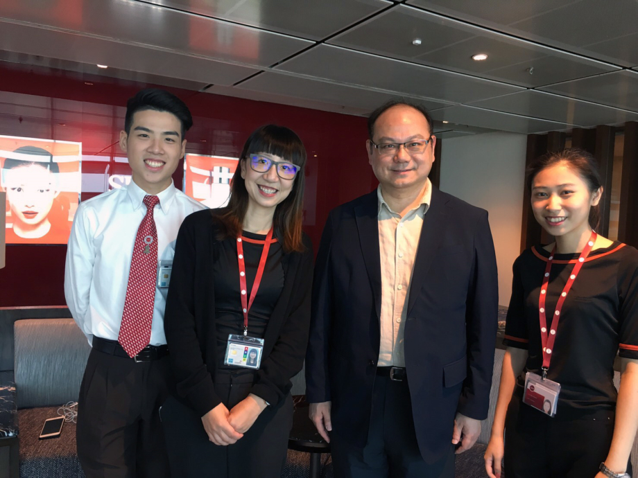 龍華科大校長葛自祥(右2)赴國外參加學術研討，在新加坡樟宜機場探視海外實習學生。