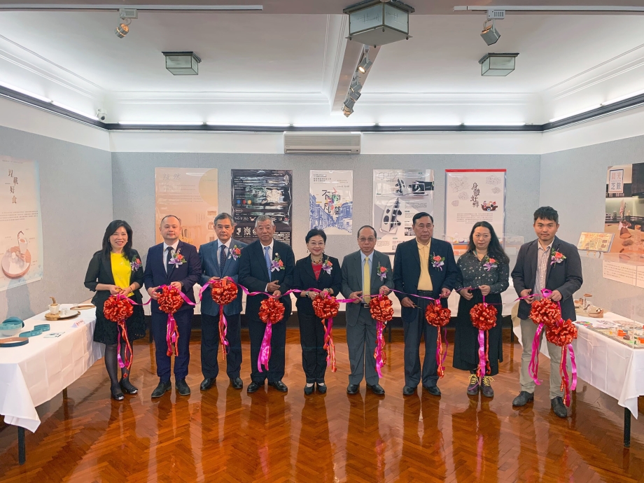 為促進台灣與澳門兩地文化交流，龍華科大文創系「不同凡響」展覽，開幕剪綵貴賓合影。