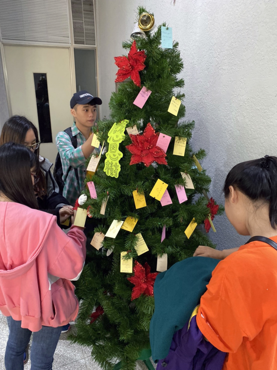 外籍學子寫上對校友們的感謝語並掛在樹梢。 