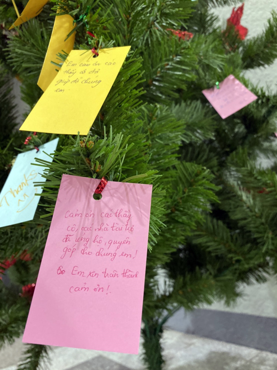 感恩樹上字卡，洋溢著外籍學子滿滿的感恩與祝福。 