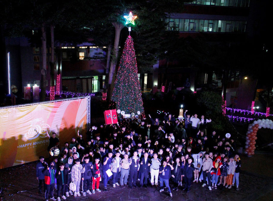 龍華科大學生會及社團舉辦點燈祈福凝聚向心，祝賀學校50歲生日快樂。