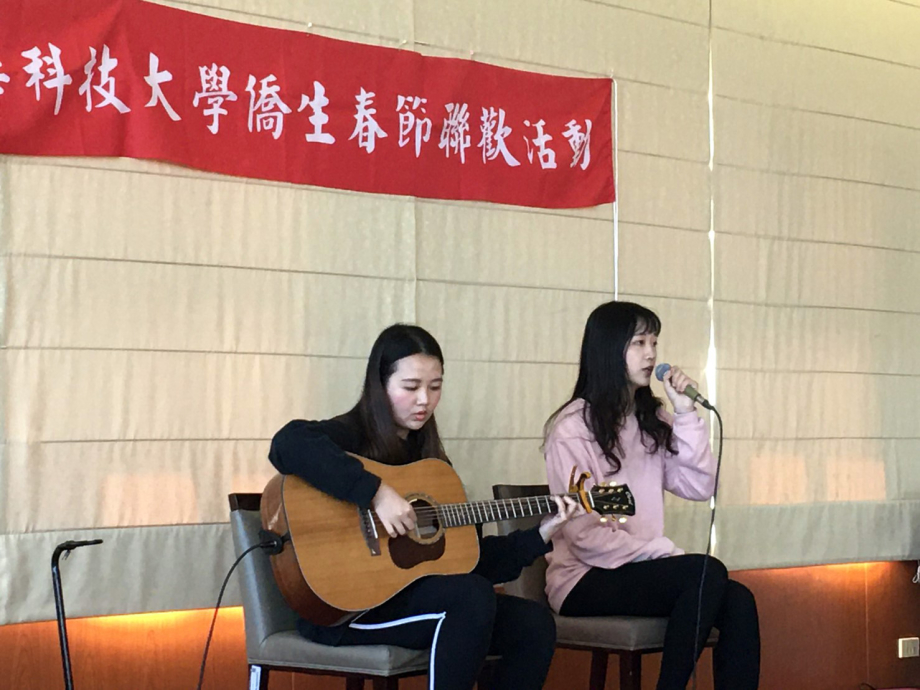 龍華科大僑生春節聯歡餐會，安排學生社團進行精采的吉他音樂演奏。