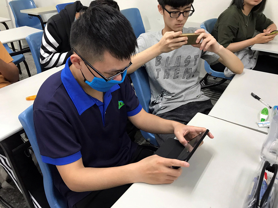 龍華科大應外系運用多媒體及VR建構行動學習環境，提升學子職場外語能力。