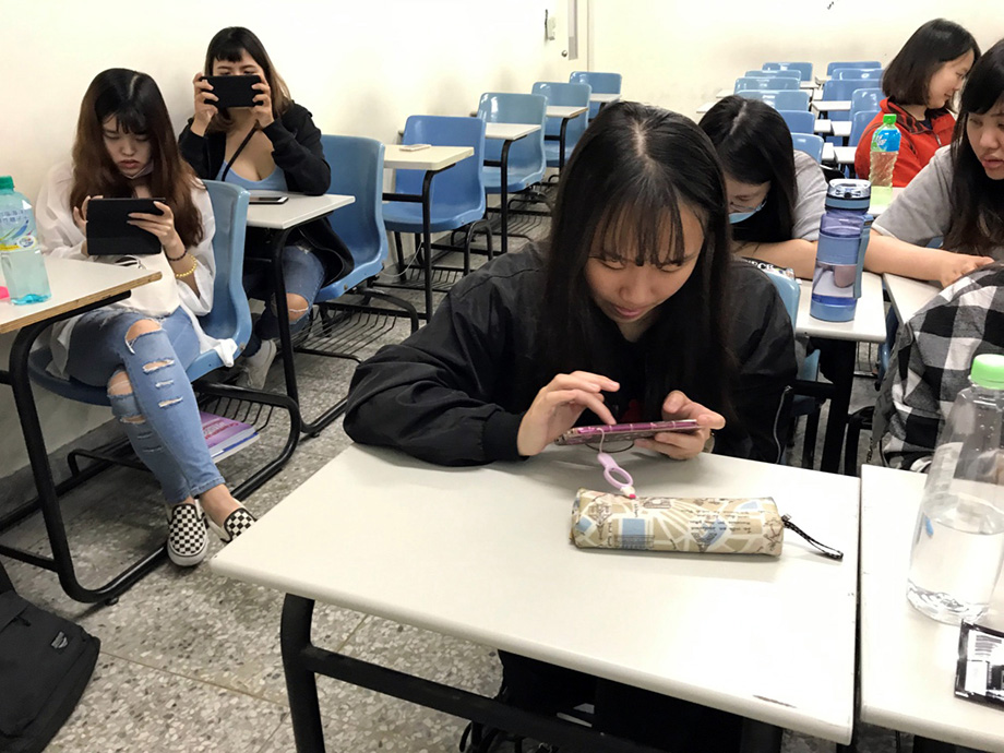 龍華科大運用行動遊戲式專業英語虛擬實境學習平台，有效促進學生學習動機及興趣。