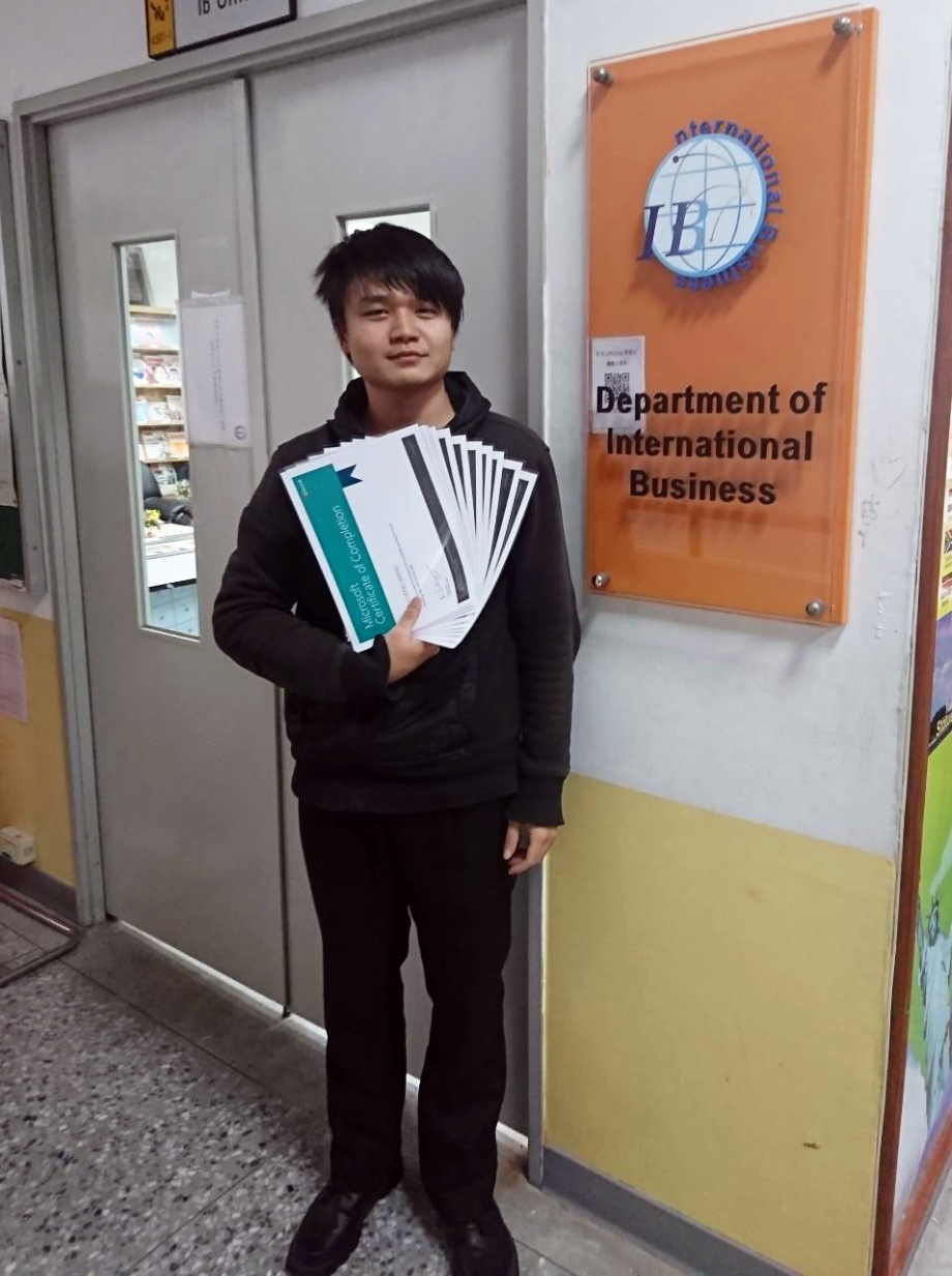 龍華科大國際企業系學生王志誠，獲得微軟線上學習認證共10門課程全數通過。