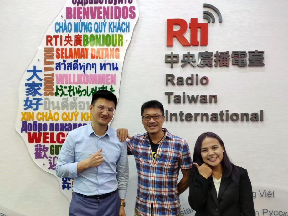 龍華科大觀休系羅印呈老師(左)與同學李曉薇，獲中央電台「兩岸新聞橋」主持人黃紹彬邀訪。