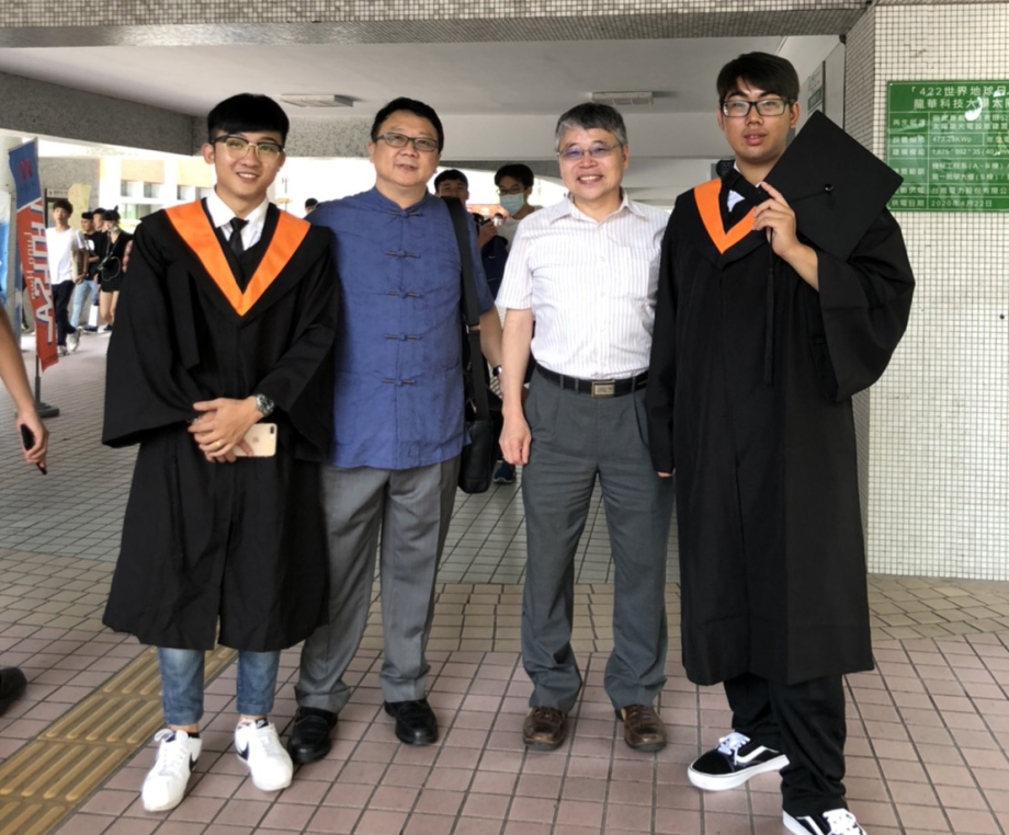 龍華科大化材科2名學子在專五時與台灣動力檢測科技簽約，畢業後即獲公司留用。
