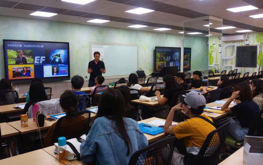 龍華科大應外系獲得教育部學海築夢計畫，日前辦理海外實習講座，吸引許多學生踴躍參與。