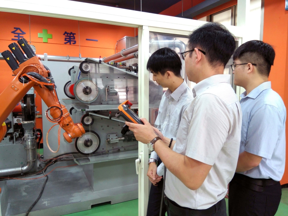 龍華科大與新日興公司共同成立機器人拋光研磨研發中心，開發拋光研磨機器人先進技術 