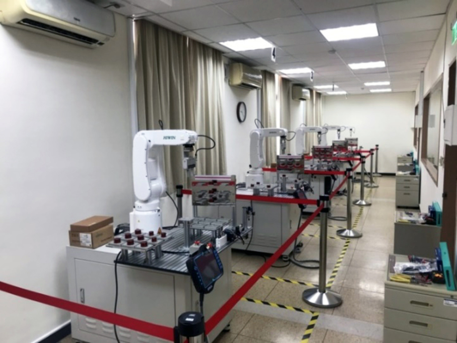 龍華科大是北部唯一機器人術科合格場域，圖為HIWIN工業機器人術科認證考場。