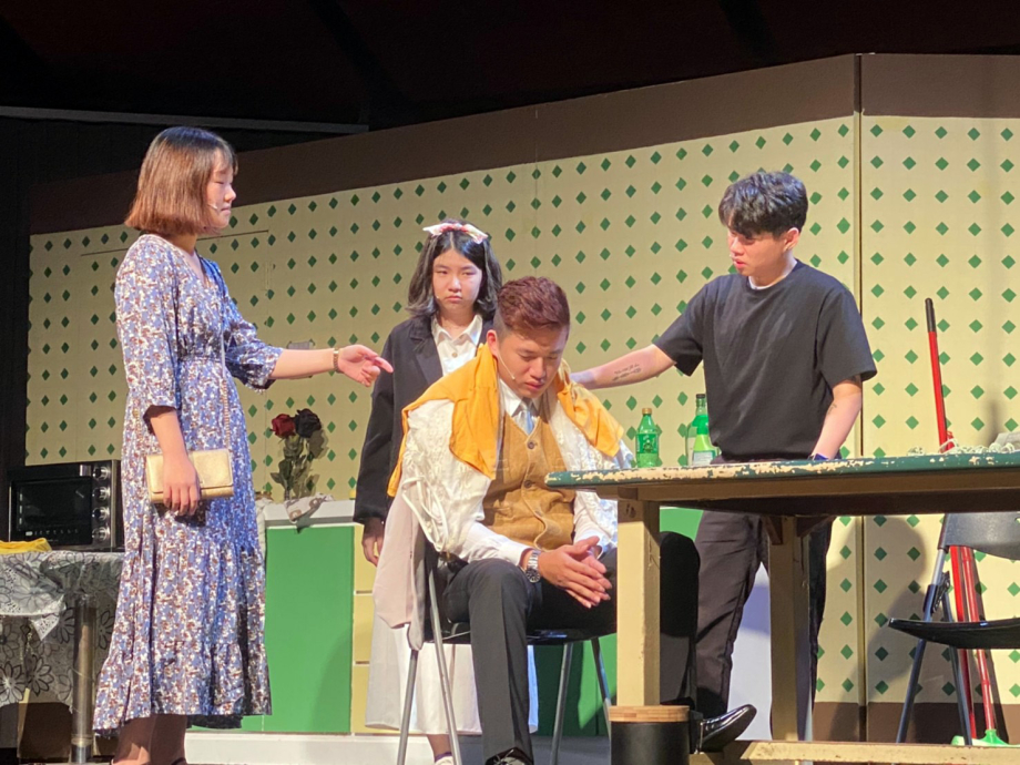 龍華科大應外系第十九屆畢業公演，演出作品《廚房鬧劇》刻劃人心。