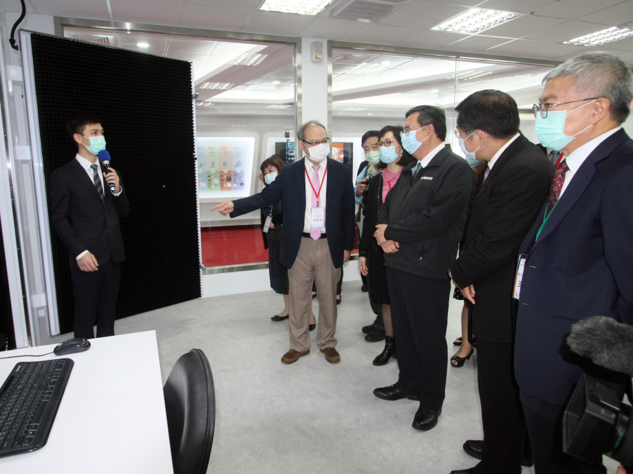 龍華科大葛校長向參訪來賓說明類產業環境工廠實驗室各項設備。