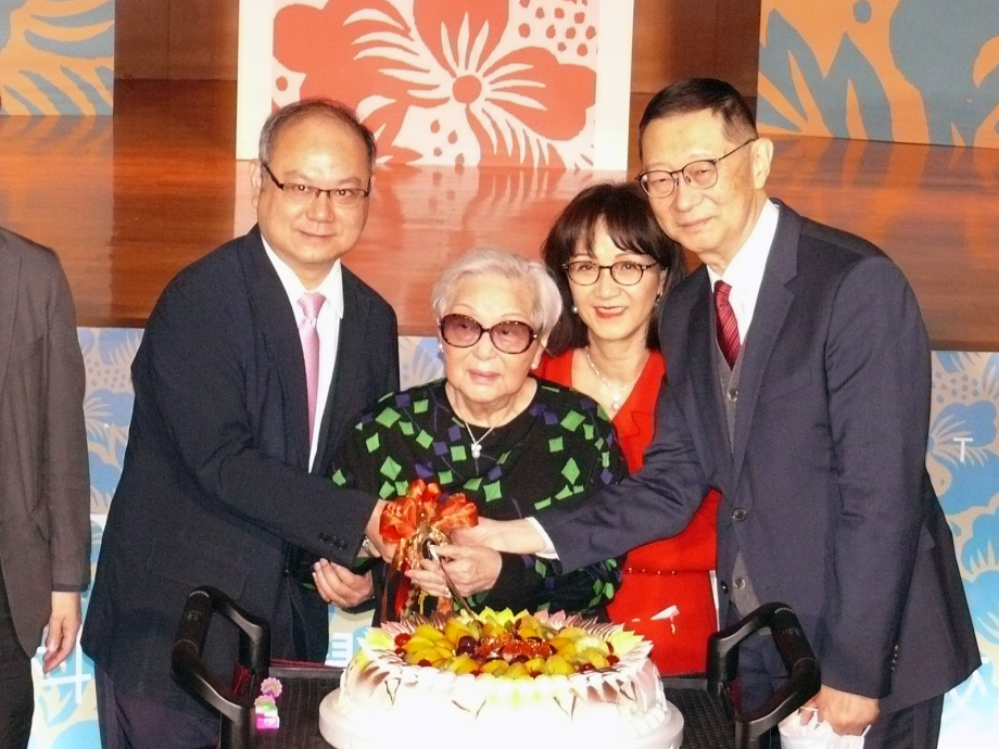 龍華科大建校51週年，創辦人孫陳淑娟女士(中)切生日蛋糕與師生歡度校慶。