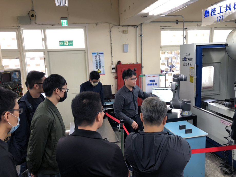 龍華科大機器人工程師培訓中心工程師，操作機械手臂與工具機CNC上下料技術。