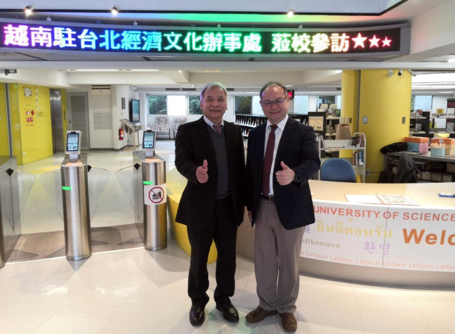 越南駐台北經濟文化辦事處代表阮英勇（左）參訪龍華科大，肯定龍華科大培育越生貢獻。