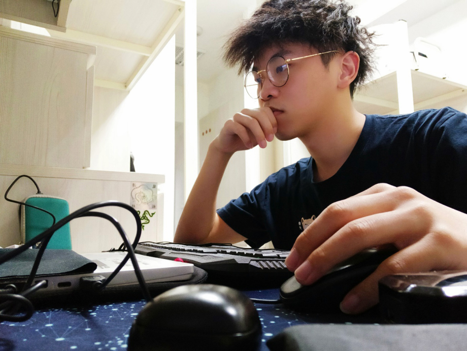 陳為鎮海青班畢業後，插大遊戲系就讀三年級，大三學年結束，榮獲遊戲系全年級第一名。