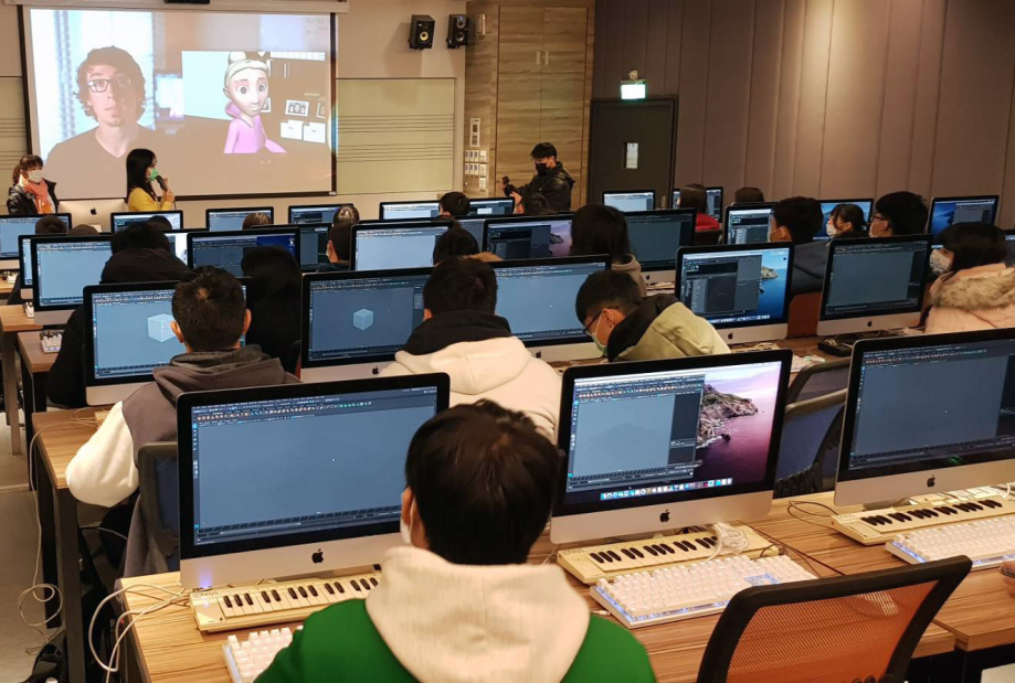學子運用電腦學習數位遊戲、電腦動畫、數位影音應用。