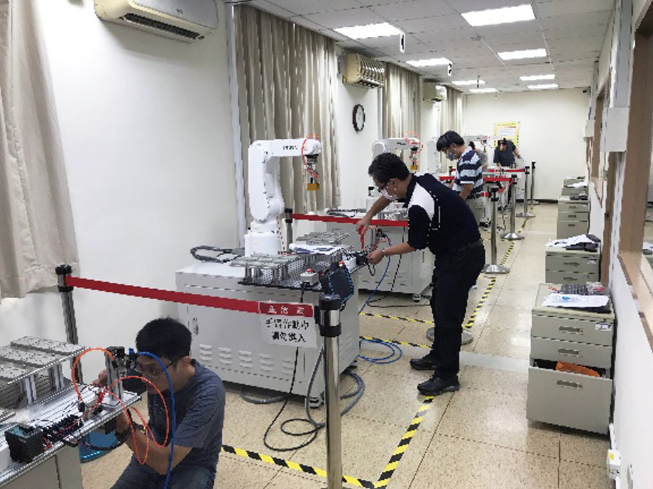 龍華科大是北部唯一機器人術科合格場域，圖為學子參加iPAS機器人工程師術科考試實作。