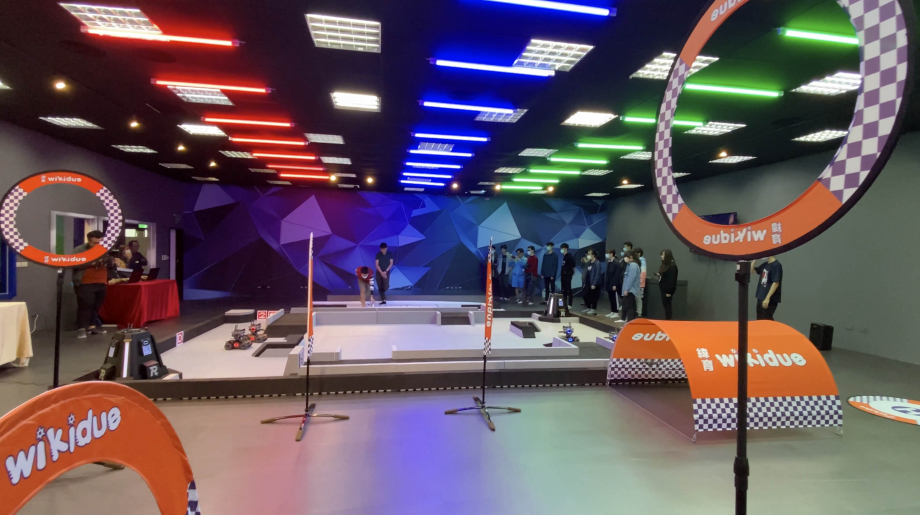 數位內容中心打造智慧機器人科技訓練場地，設置國際標準機器人競賽賽場。