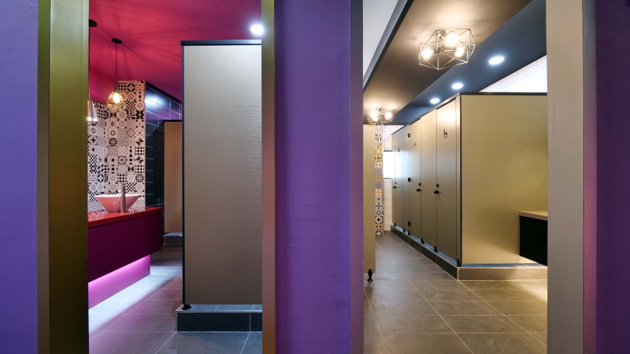 龍華科大數位內容中心運用大膽色調混搭顏色美學，連廁所都要你好看。