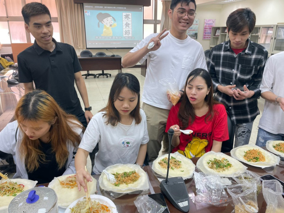 龍華科大安排跨文化味覺饗宴共學課，越生體驗台灣清明節的包潤餅文化。