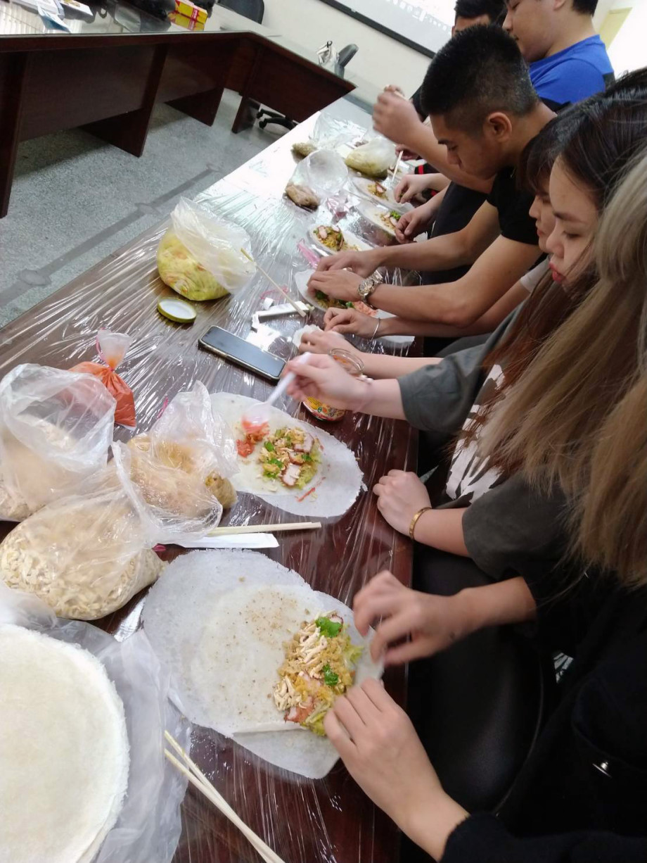 很多同學都是第一次體驗包潤餅，打趣說台灣潤餅越南春捲大比拚。