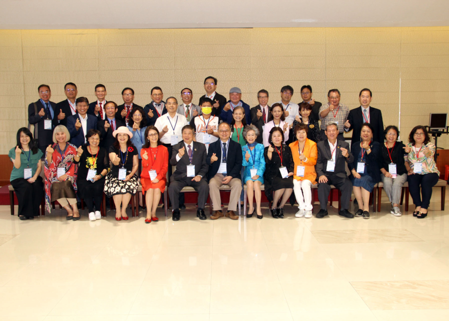 亞洲台灣商會聯合總會參訪團一行合影。