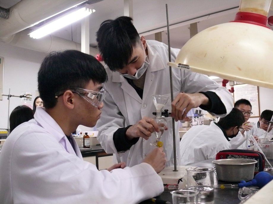 龍華科大五專部擁有大學優質的博士師資、教學環境及實驗設備更與業界同步。