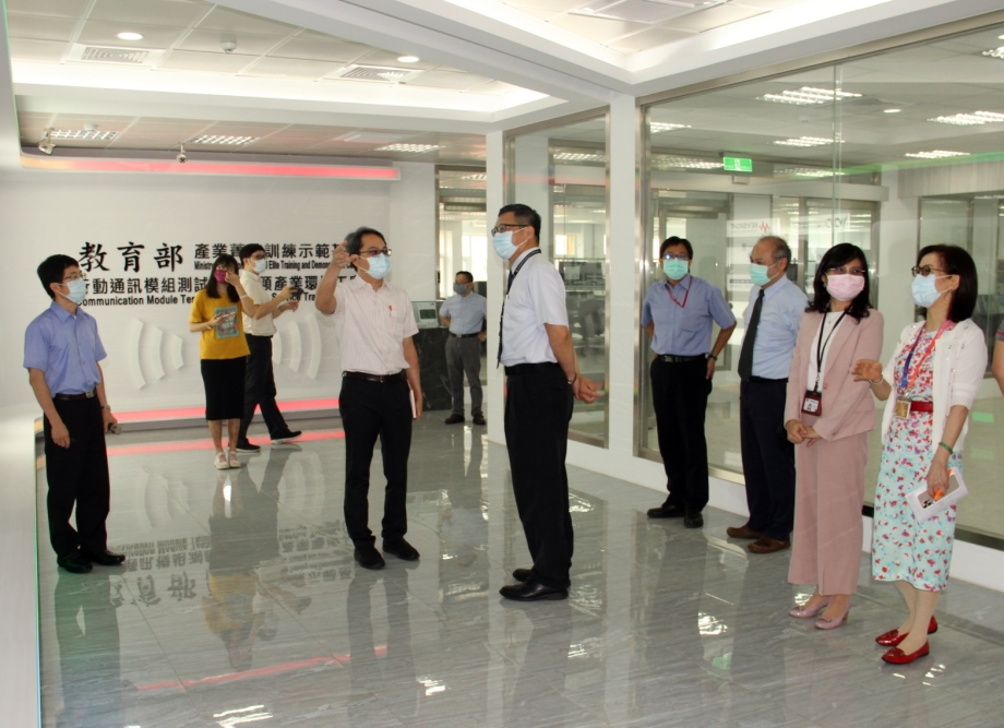 台積電廠長劉國洲率隊參訪龍華科大（5G）行動通訊模組測試與調校類產業環境工廠。