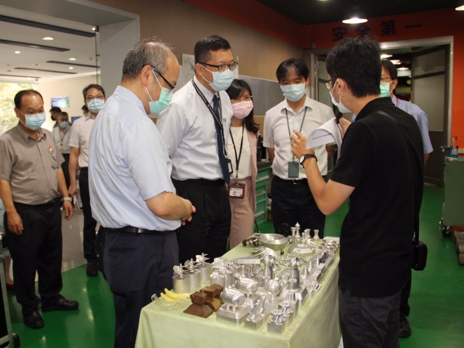 台積電團隊參訪五軸加工機實習工廠。
