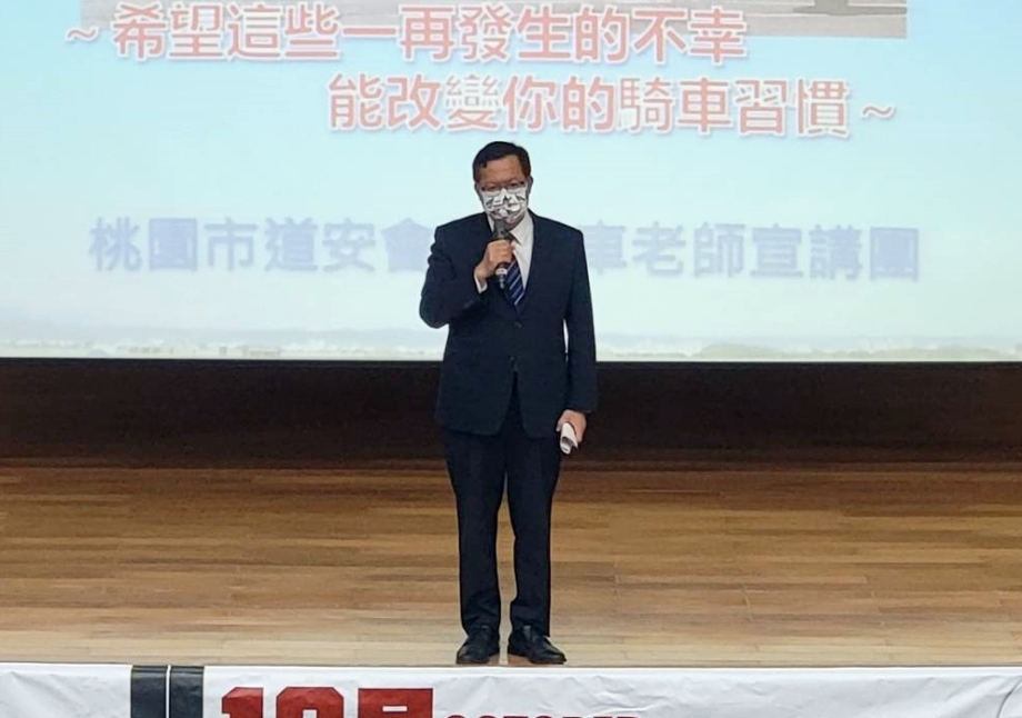 鄭市長向龍華學子宣導機車安全防禦駕駛觀念。（照片由桃市府提供）