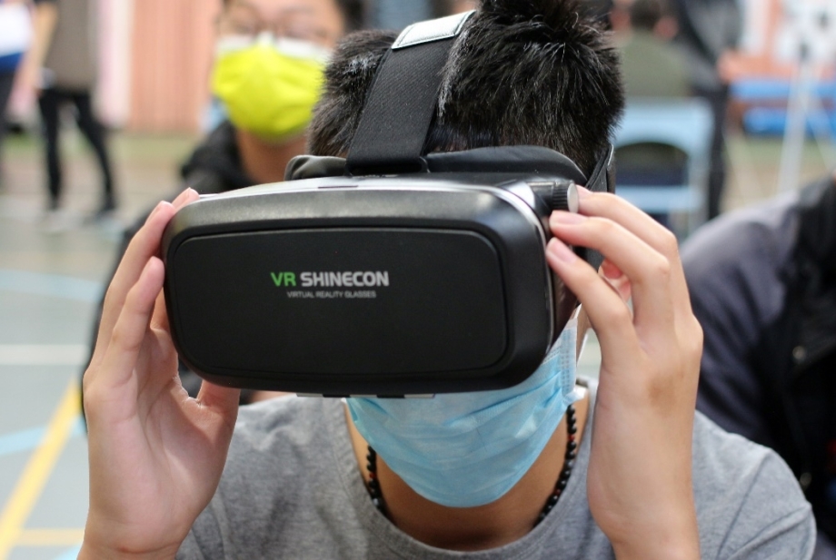 龍華師生運用AR/VR沉浸式數位科技，帶領特教學生體驗虛擬實境世界。