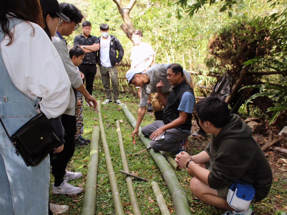 傳統文化體驗營藉由回歸傳統生活型態方式，讓參與學生體驗泰雅族狩獵生活。