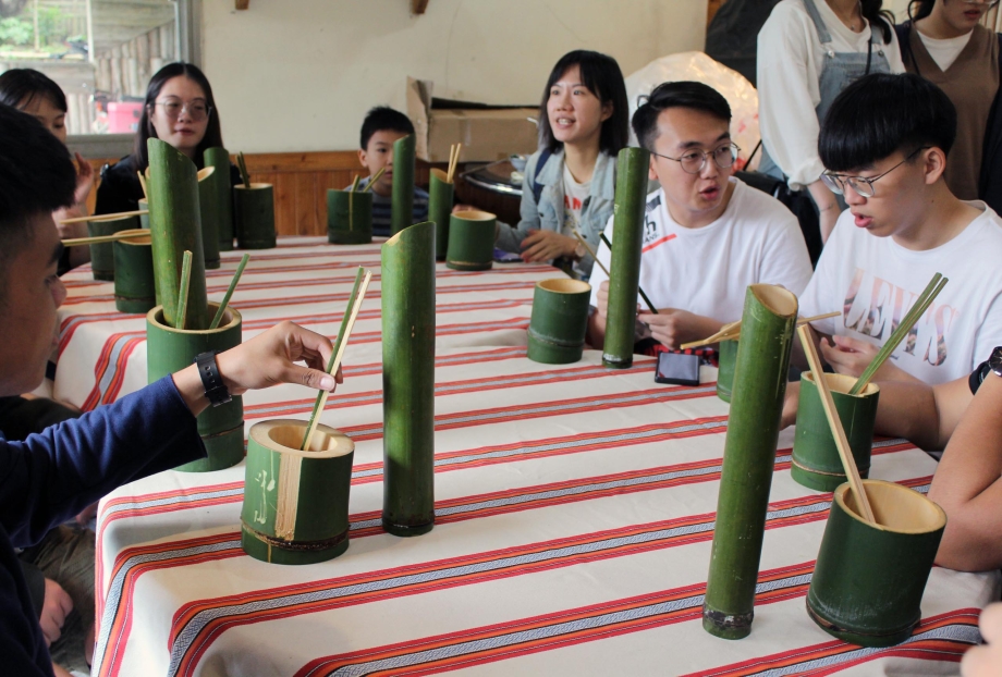 傳統文化體驗營學員必須自己用竹子製作竹杯、竹碗、竹筷。