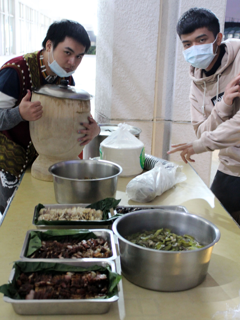 部落講堂－傳統美食體驗課，讓學員品嚐阿美族野菜佳餚。