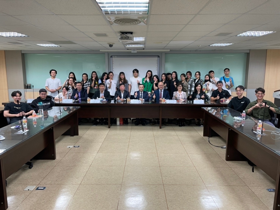 武進勇代表與越生座談，鼓勵越南同學把握在台灣學習機會，增進專業與實務能力。