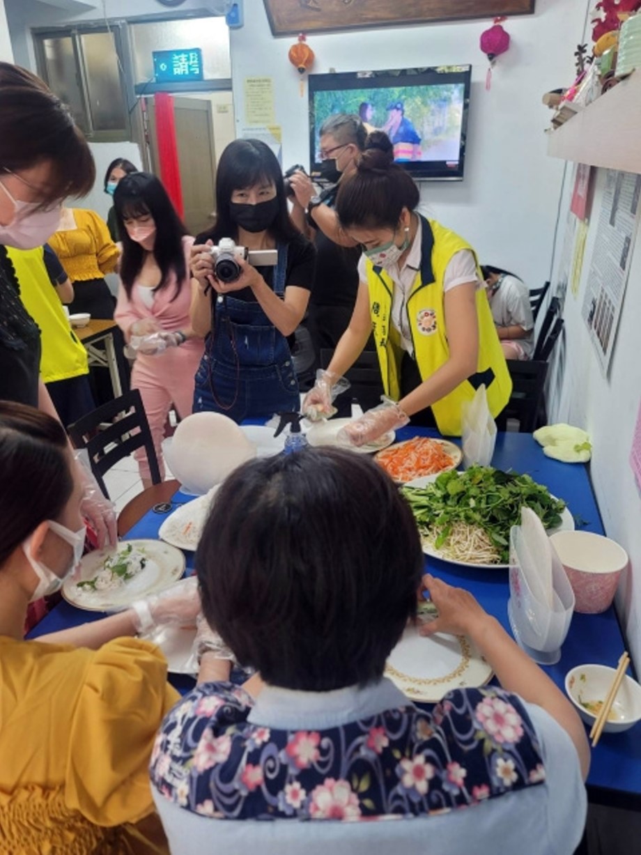 民眾熱情參與越南飲食體驗，感受不同族群文化。