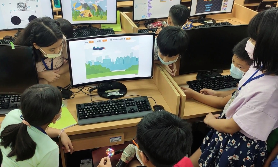 迴龍國小學童在夏令營中，認識最新物聯網（光環板）和自造者3D列印等技術。