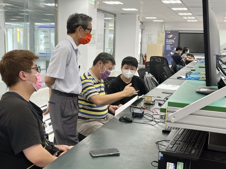 龍華科大5G毫米波技術應用實務人才研習課程，由業界講師指導學員實作。