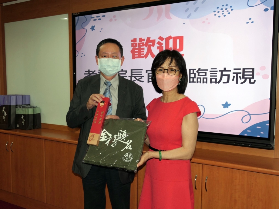 考選部長許舒翔致贈紀念品，由行政副校長林如貞(右)代表接受。