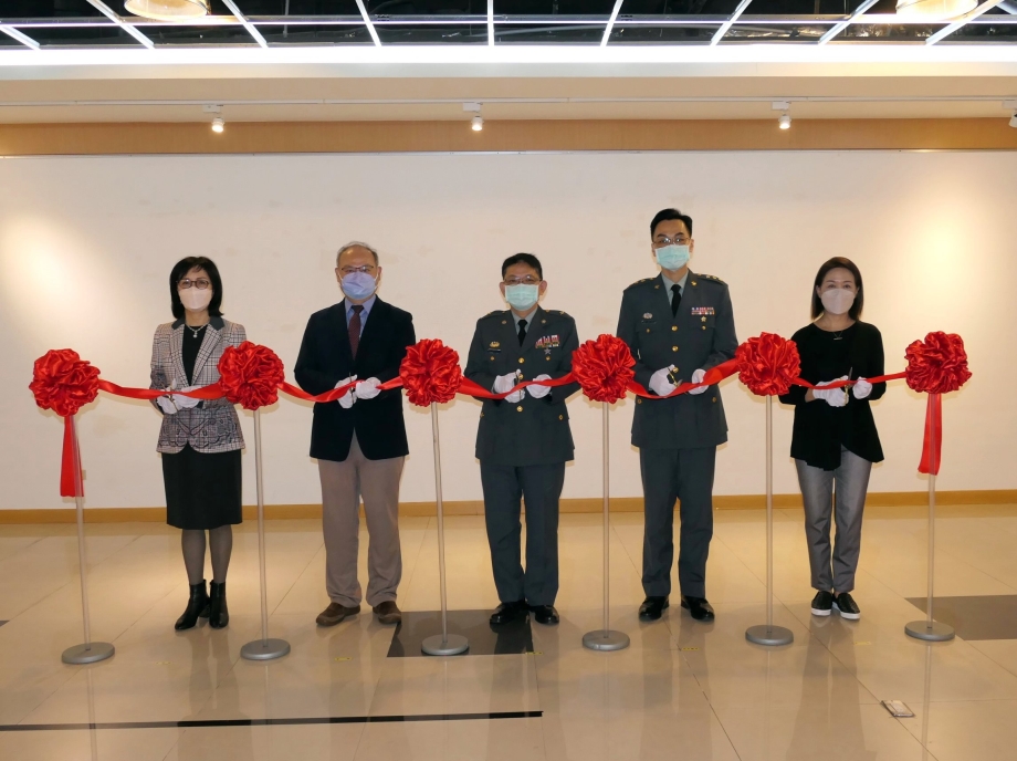 國軍第55屆文藝金像獎巡迴美展於龍華科大盛大揭幕，貴賓共同剪綵。