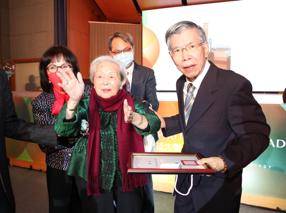 創辦人孫陳淑娟女士頒獎表揚服務滿40年資深教師。