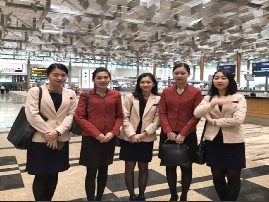 陳祐莉教授執行新加坡國際航空暨觀光產業實習計畫，學子於樟宜機場擔任地勤。