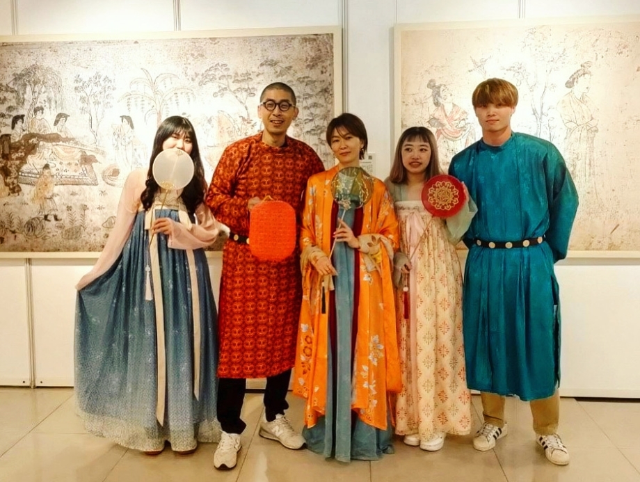 龍華師生穿著唐代服飾，扮作古人體驗文化品味。