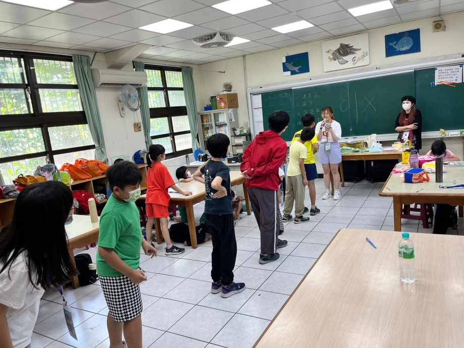 龍華學子在資訊課程及團康活動中，和小朋友融洽協作，提高小朋友的學習興趣。